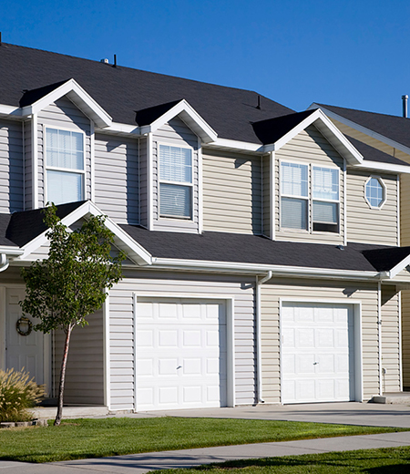 Immeuble de location avec porte de garage