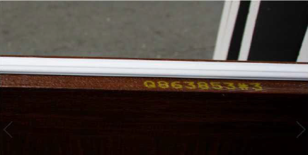 Numéro de série dans le joint des section de porte