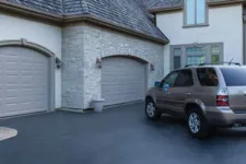 Maison luxueuse avec portes de garage