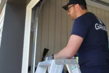 Technicien en porte de garage