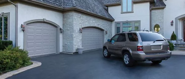 Maison luxueuse avec portes de garage
