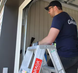 Technicien en porte de garage